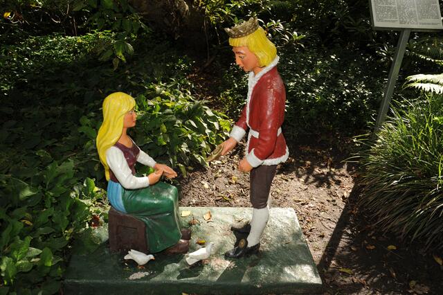 Am Wegrand immer wieder Märchenfiguren.