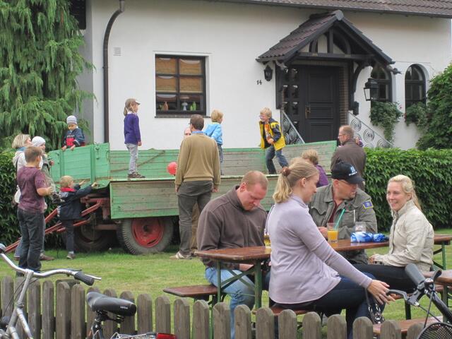 Gummiwagen als Spielplatz für die Kleinen - und die "Harten im Garten"