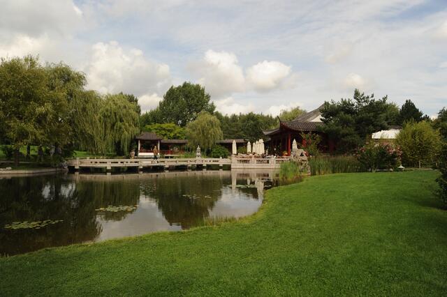 Um den See typische Gebäude aus China.