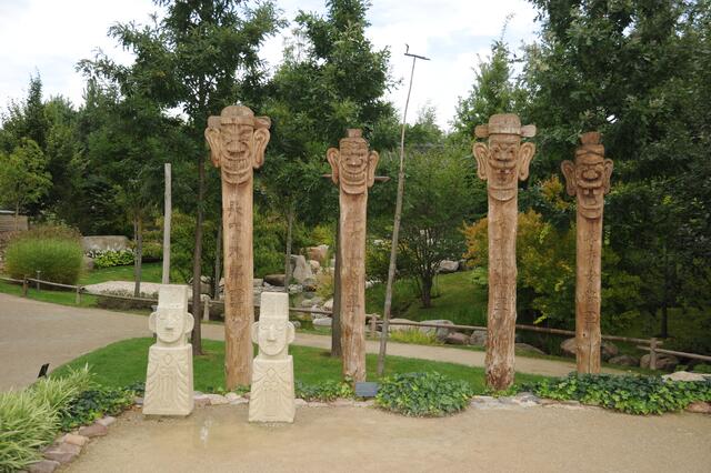 Sie lachen die Besucher freundlich an.