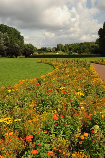 Im Hintergrund ein Irrgarten.