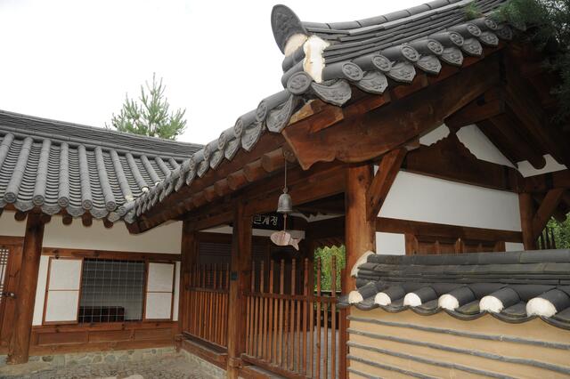 Von Mauern eingefasst und durch gestaltete Tore zu betreten