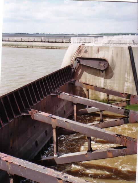 Das Sperrwerk wird geschlossen bei Sturmfluten und normaler Flut geschlossen