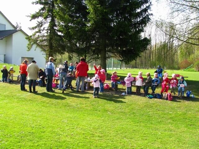 Vesper-Pause auf dem Ellgauer Sportgelände