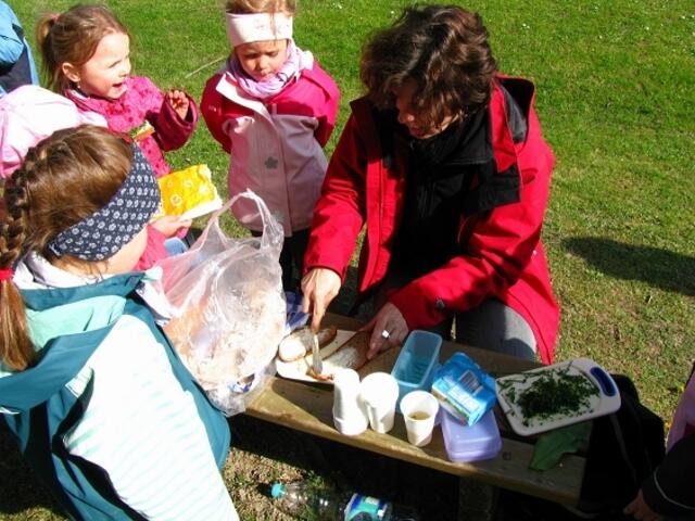 Sofie Bösel beim bestreichen der Brote