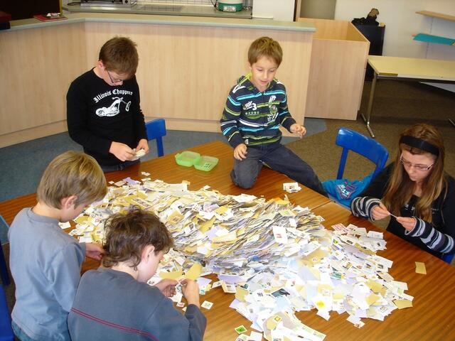 Über 5 kg Briefmarken warteten auf die jungen Sammler!