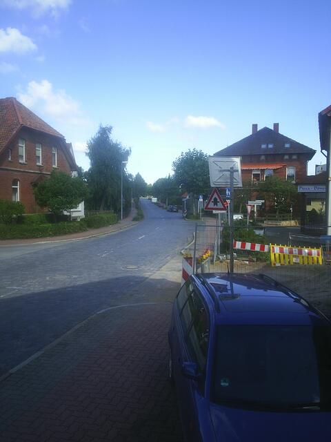 Meine Sicht von der Außentür im Wohnzimmer, Richtung Ortsausgang
