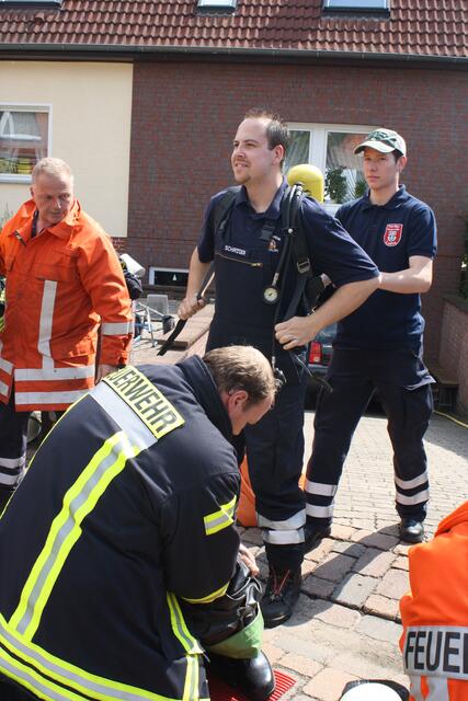 Fertig machen für den Gefahrgut-Einsatz | Foto: Uwe Wolf