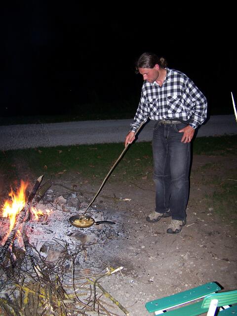 Helge beim Zwiebeln rösten