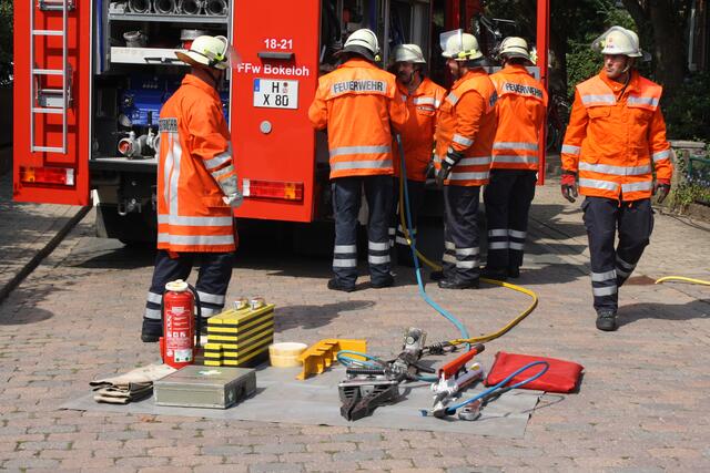 Vorbereitung für den Einsatz mit der Rettungsschere | Foto: Uwe Wolf