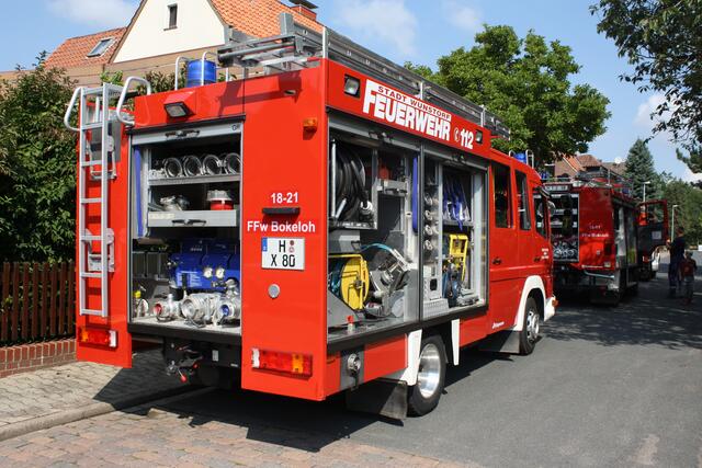 ... die Poststraße ist gefüllt mit den Fahrzeugen aus Bokeloh | Foto: Uwe Wolf