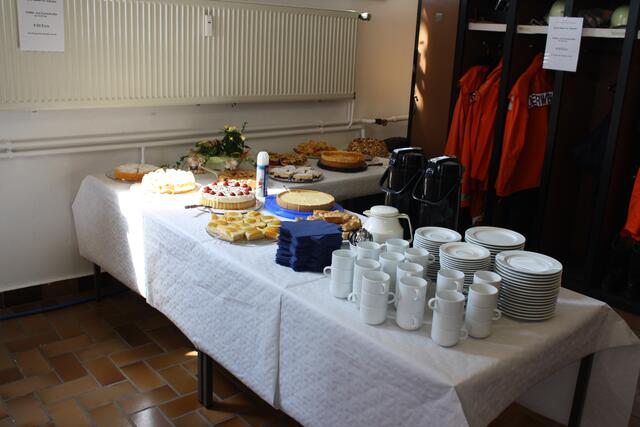 Das Kuchenbuffet wartet auf die Gäste | Foto: Uwe Wolf