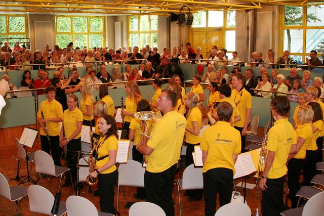 Überall Publikum drumrum - die Orchester sitzen diesmal unten