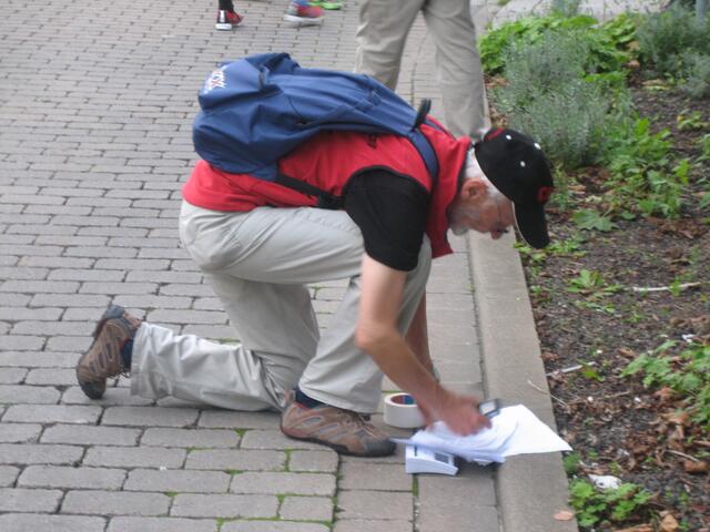 Der Organisator Dr. Teiwes sortiert noch einmal Unterlagen