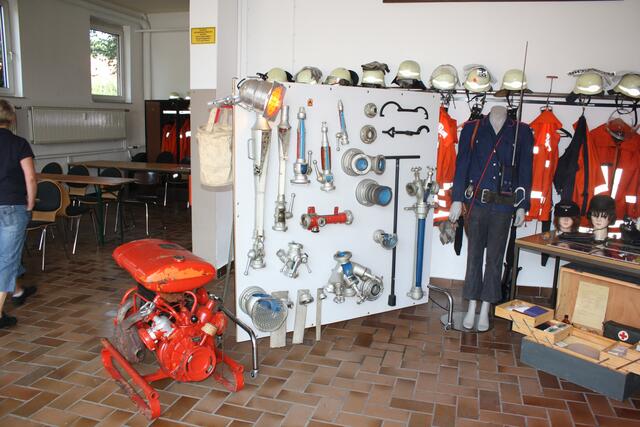 Pumpe und Werkzeuge aus verschiedenen Epochen | Foto: Uwe Wolf