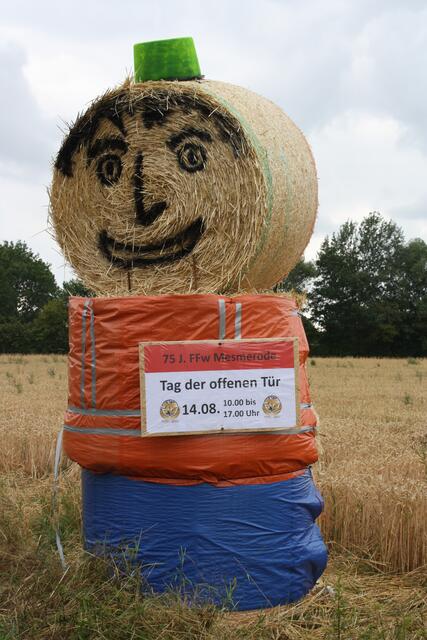 Der Strohkamerad macht Werbung | Foto: Uwe Wolf