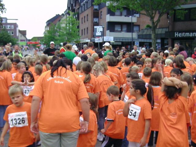 Kurz vor dem 2Km Lauf der Lehrter Grundschulen