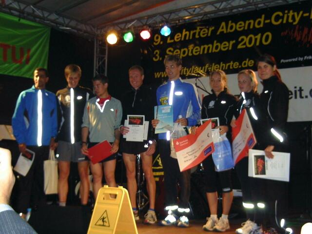 Die ersten Drei der Frauen und Herrenwertung über 10Km und Ehrenpreis Gewinner Abdelghani Jemmal