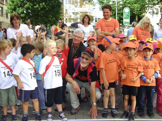 Jürgen Teiwes und (vorne mit Cappy) und Hermann Hoffmann inmitten der Bambini Lauf Teilnehmer