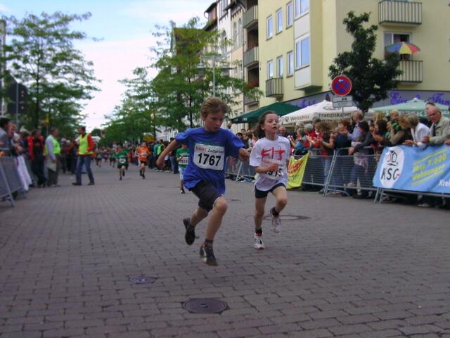 2Km Lauf der Grundschulen (rechts in Weiß eine Schülerin aus Staßfurt)