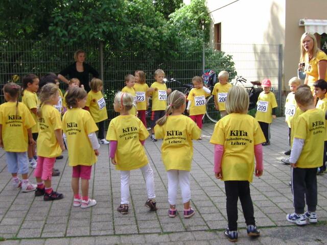 Die Kinder des Kindergarten Saturnring (Ahlten) machten sich vor ihrem Lauf nach warm