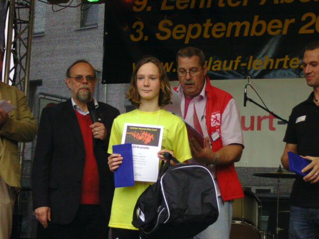 Alessa Janecke (Gewinnerin der Damenwertung über Km), im Hintergrund Burkhard Hoppe (stellv. Bürgermeister) und Wolfgang Röbber (LSV)