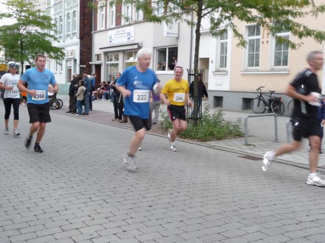 und ein Leherer der BBS Burgdorf/Lehrte läuft mit; gelbes Trikot
