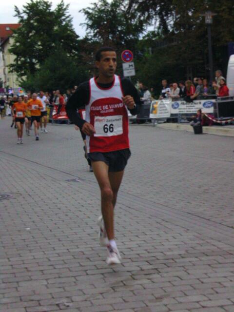 Abdelghani Jemmal (Läufer aus Lehrtes Französischer Partnerstadt Vanves) beim Zieleinlauf