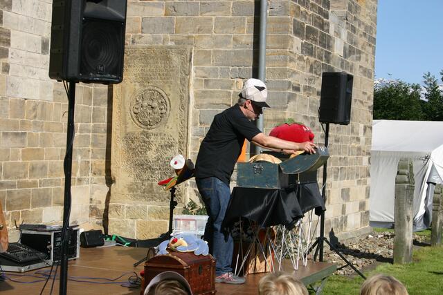 ... aus den Schatzkisten zaubert er Verkleidungen
