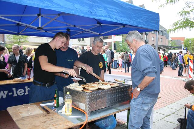 Die Mitglieder des Lehrter THW Förderverein versorgten die Besucher und Teilnehmer des City Laufes mit Grillbratwurst
