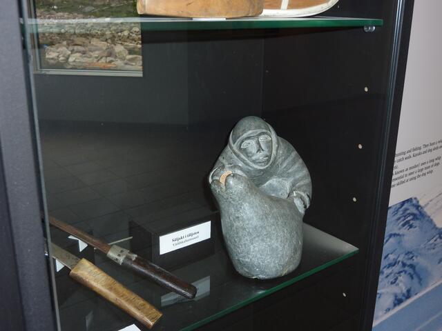 Kunst der Inuit in der Eisbärenwelt - Bärenpark Orsa