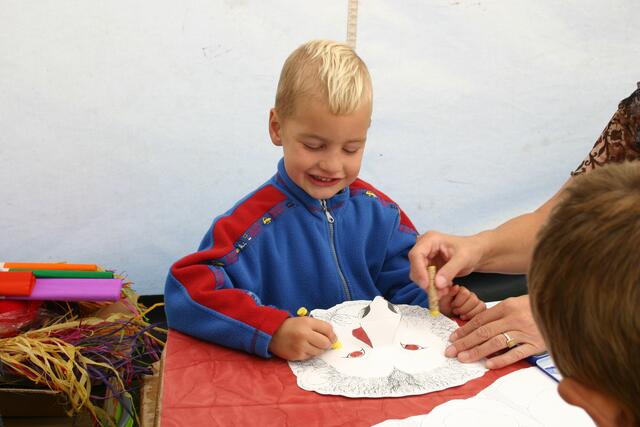 ... erst die Löcher für die Augen und Nase schnippeln, dann gehts los!