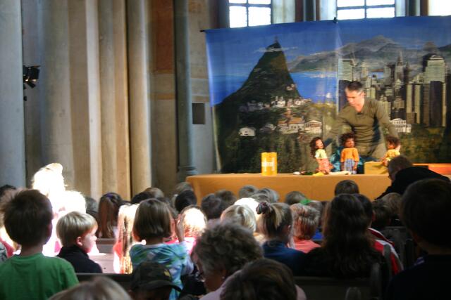 díe Kinder lauschen der spannend erzählten Geschichte