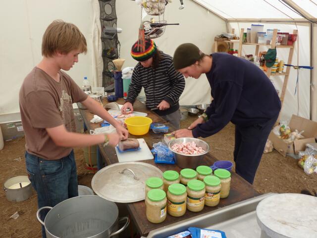 Kartoffelpüree mit Kasseler und Sauerkraut - Deutsche Küche im Zeltlager