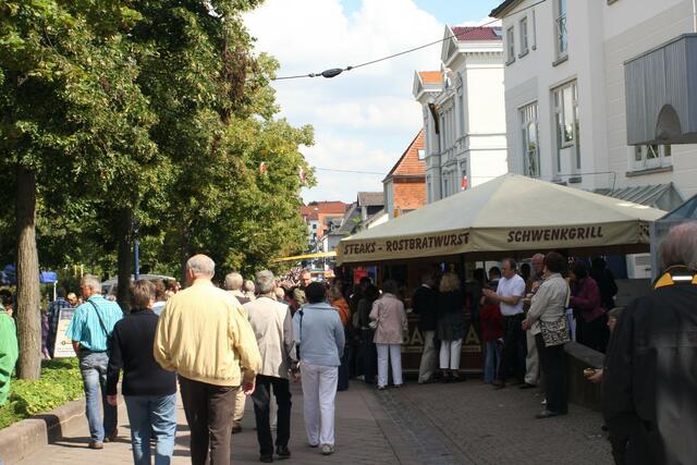 Menschen an Menschen auf dem Brunnenallee