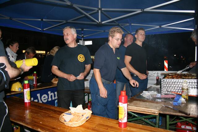Bis in die späten Abendstunden hatte die Mitglieder des THW Fördervereins am Grillstand alle Hände voll zu tun