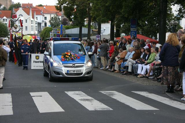 die Polizei fährt dem Festzug voran