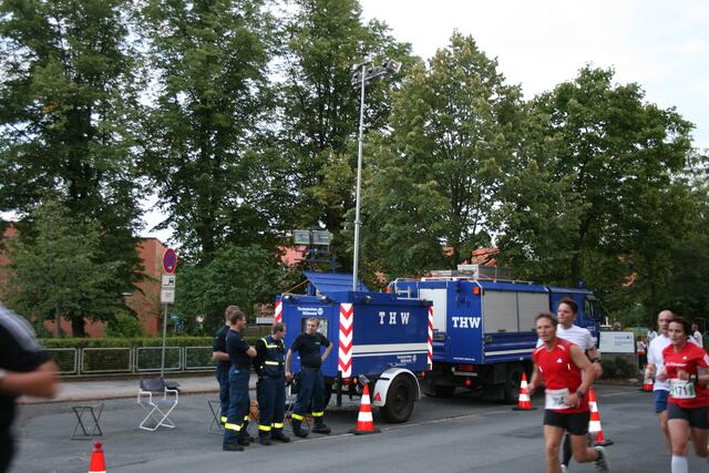 Für den Einbruch der Dunkelheit stand die SEG Licht vom THW Lehrte für die Ausleuchtung der Laufstrecke mit Notstromaggregat und Flutlichtanlage bereit