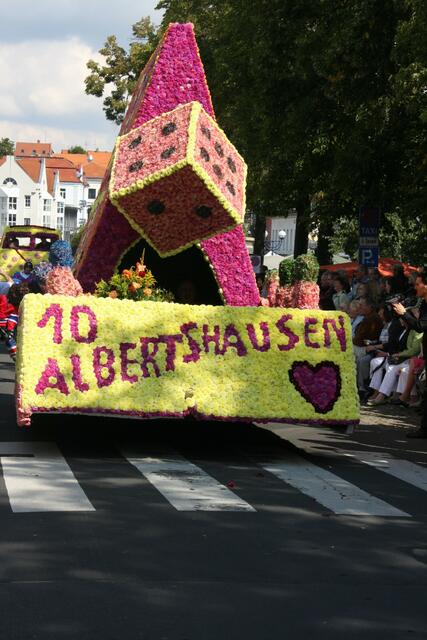 "Mensch ärgere Dich nicht" stellt dieser Motivwagen dar