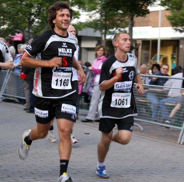 Philipp Tilmanns hat Spaß und überquert die Ziellinie nach 17:01 Min.
