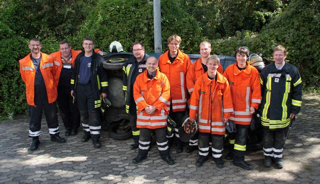 Die Seminargruppe vor dem verunfallten Fahrzeug  (von links: Thorsten Weinrich, Tino Kollmannsperger, Kevin Weinrich, Mathias Weber, André Oestreich, Jörg Peters, Marc Kluth, Mirco Tetzel, Simon Kemna, Christoph Flohr / es fehlt Yvonne Schmidt) | Foto: Yvonne Schmidt