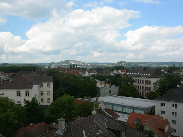 Blick vom DGB-Haus zum Gleiberg (m.) und Vetzberg (l.)