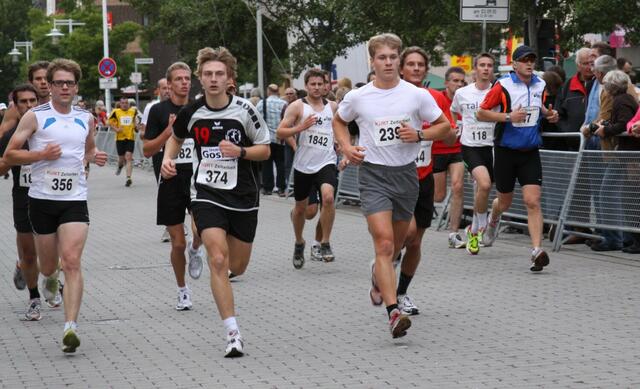 Jonas (mi.) läuft fürs Sportabi; Sören Sievers (graue Hose) Sieger vom 2km Lauf. Jetzt beim 10km (43:5Min)