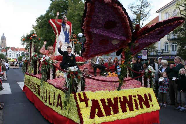 Julia I.die Blumenkönigin mit ihrem Hofstaat