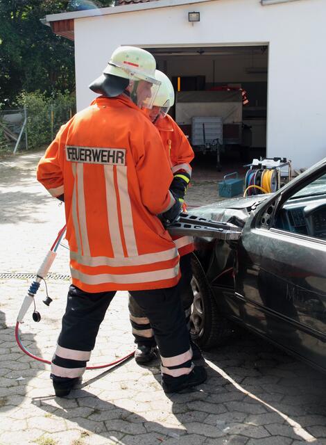 Herausspreizen der Fahrertür mittels ca. 30 kg schweren Rettungsspreizer | Foto: Yvonne Schmidt