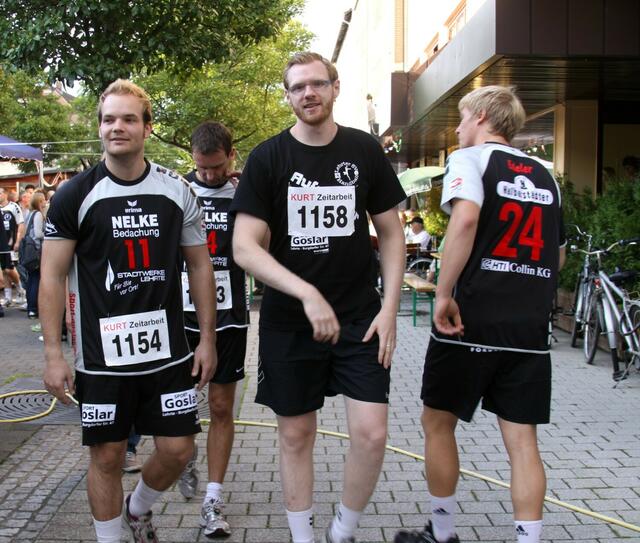 Auf dem Weg zur Bühne: Spieler der 1. Herrenmannschaft Handball