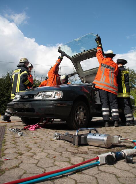 Abklappen des Dachs nach dem Schneider der A- und B-Säule | Foto: Yvonne Schmidt