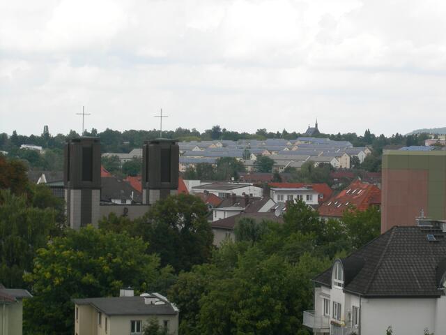 Blick zum Rodtberg mit der Kappelle des Neuen Friedhofes, im Vordergrund die kath. St. Albertus-Kirche