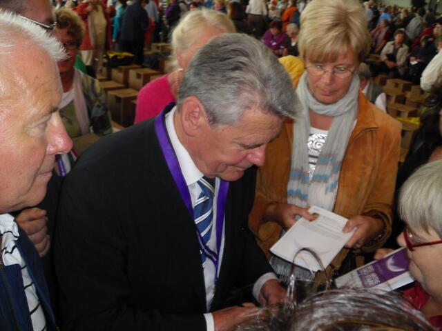 Joachim Gauck,muß Autogramme geben