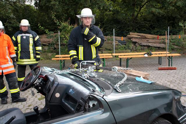 Ziehen der Lenksäule mittels Rettungsspreizer | Foto: Yvonne Schmidt